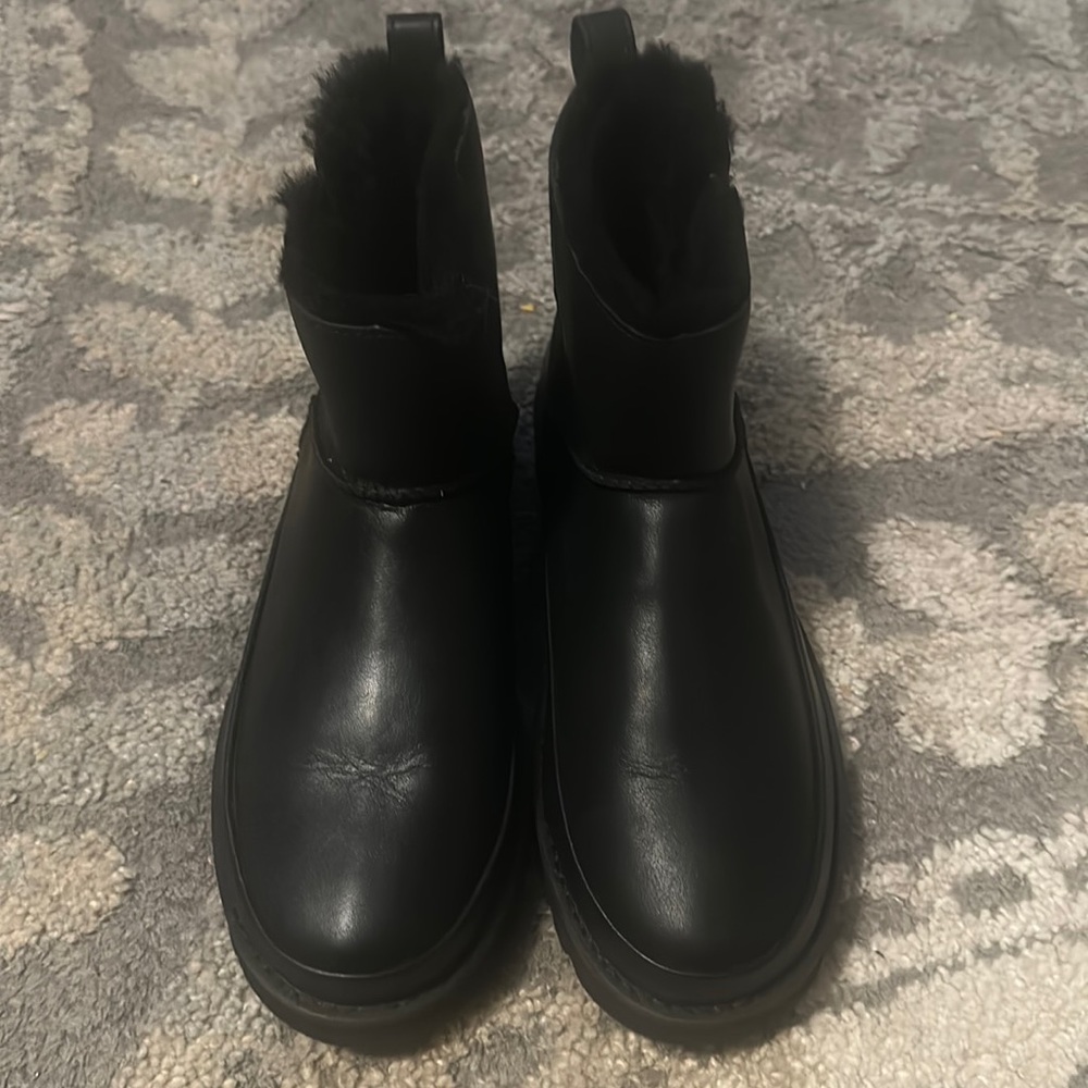 UGG women’s classic zip mini ankle leather boots size 7